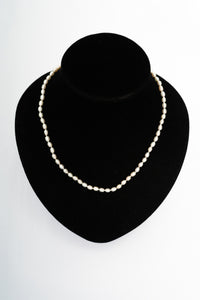 Collier de perles blanches avec écrin cadeau bleu