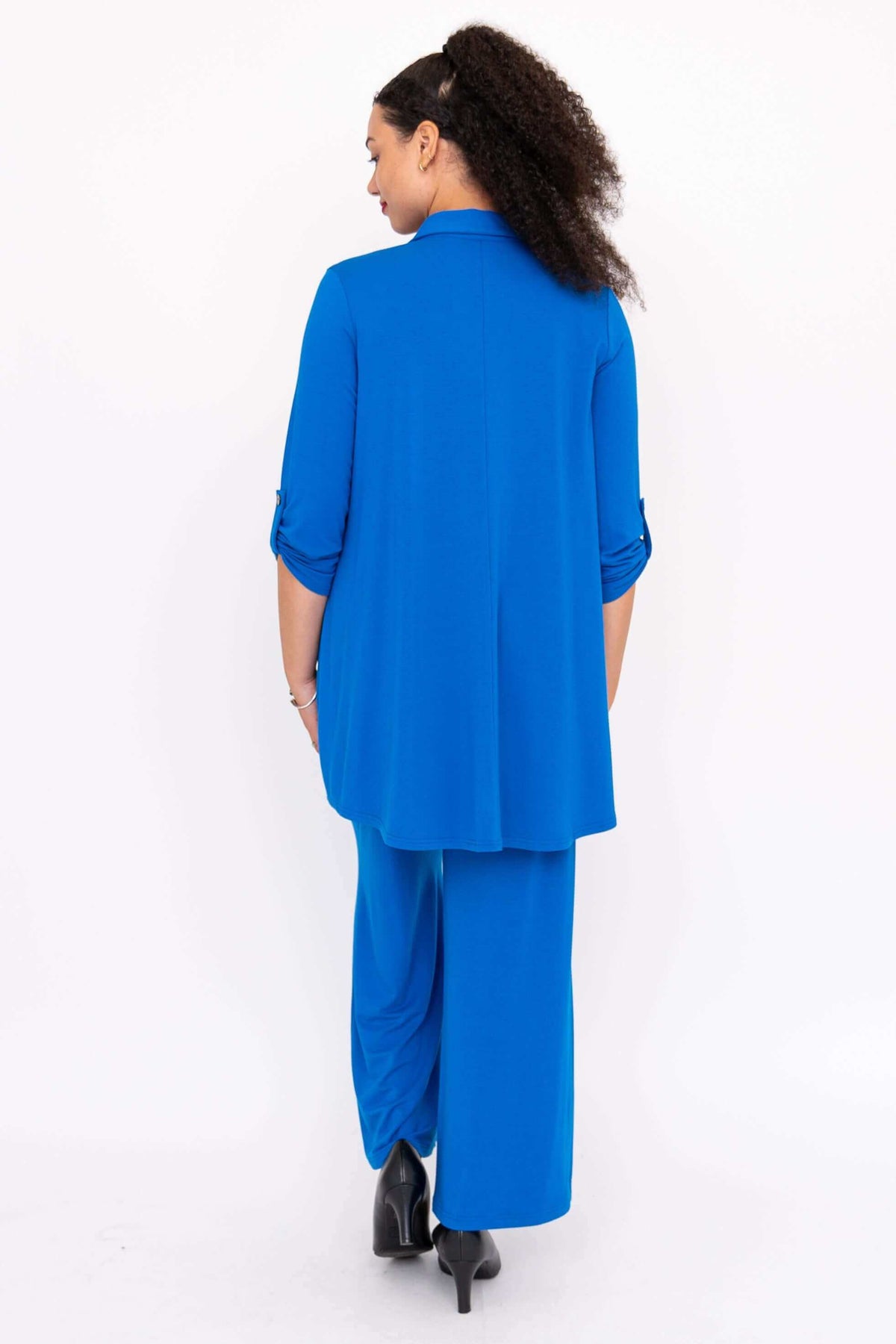 Rear view of model wearing Jondo wide leg pants and matching blue shirt