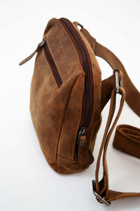 Closeup of the vintage brown leather crossbody bag from the side with zipper detail